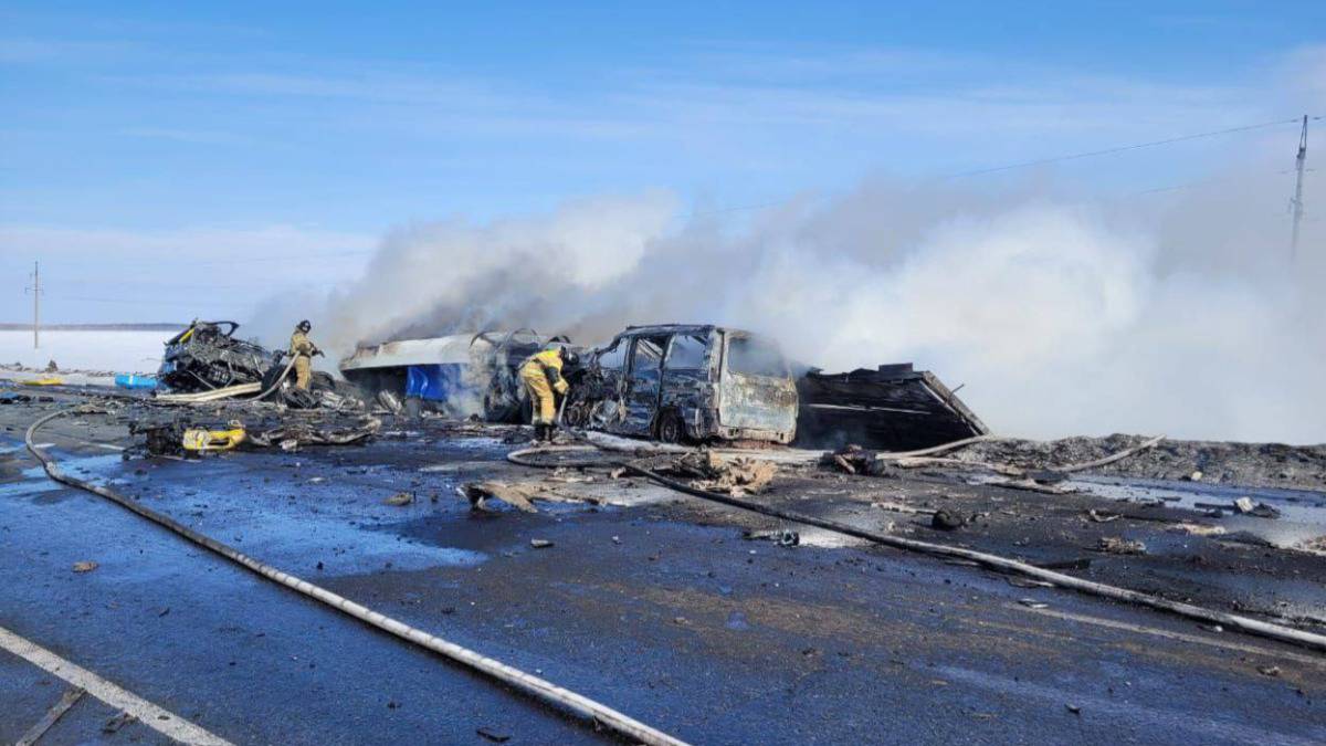 Четверо взрослых и ребенок погибли в ДТП с грузовиками в Омской области