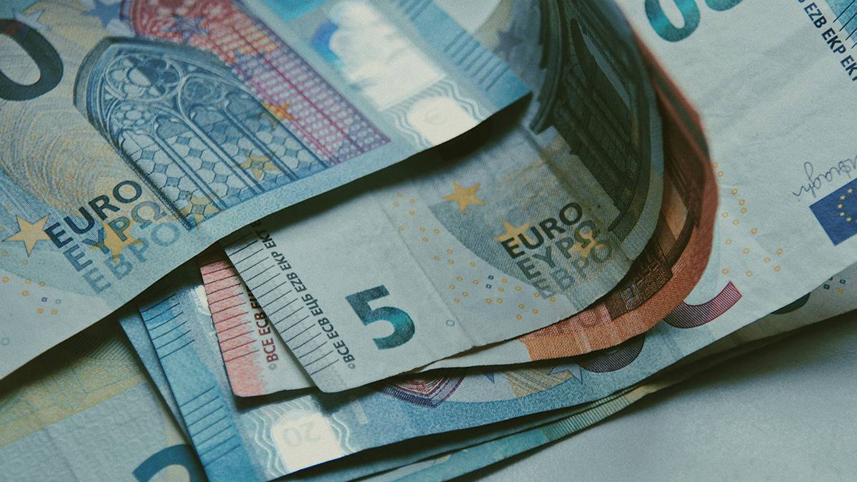 Курс евро на Мосбирже опустился ниже 99 рублей впервые с 3 апреля