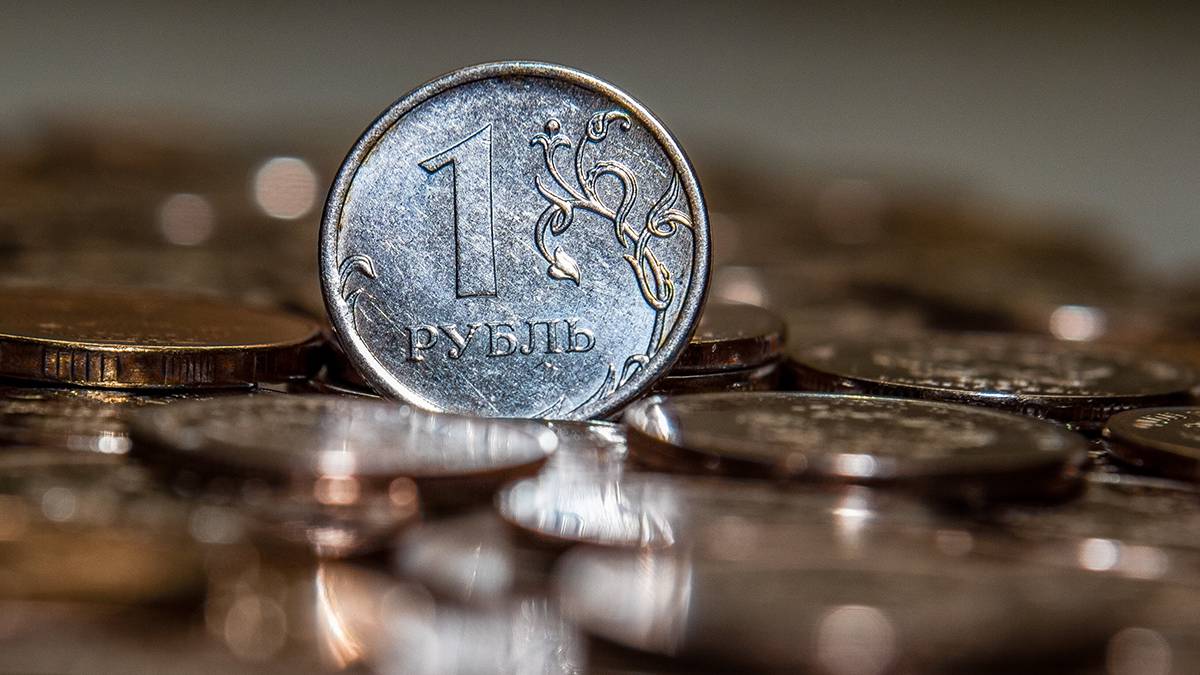 Эксперты рассказали, куда вложить деньги при условии ослабления рубля 