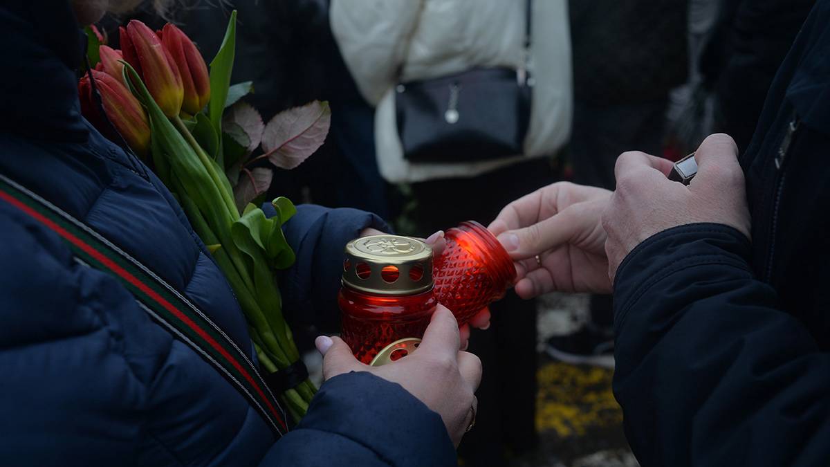 Огромная очередь выстроилась к стихийному мемориалу у «Крокус Сити» в Москве