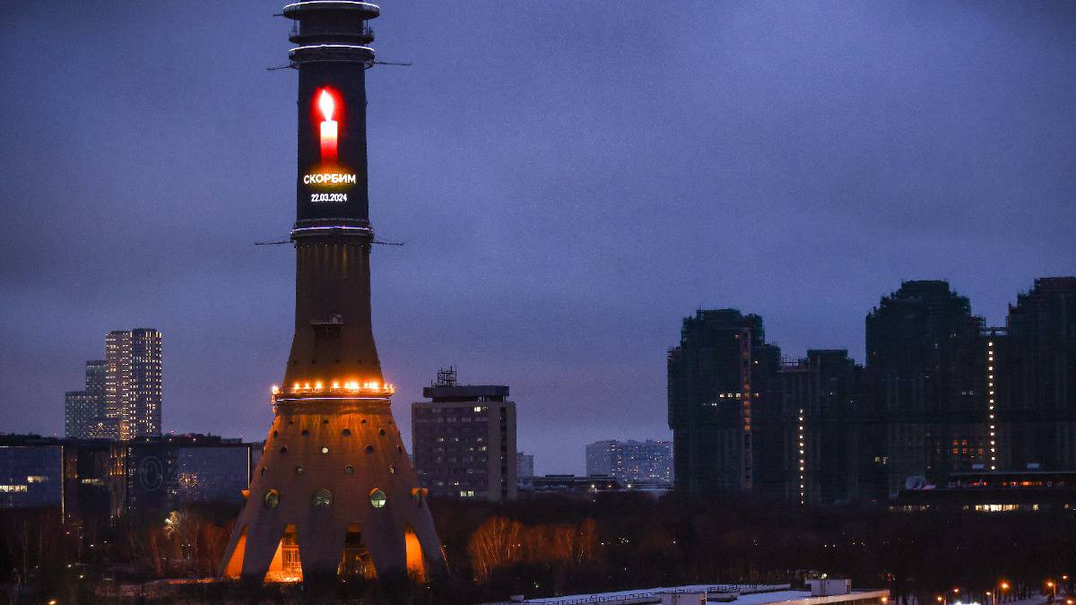 Надпись «Скорбим» появилась на Останкинской башне в память о жертвах теракта