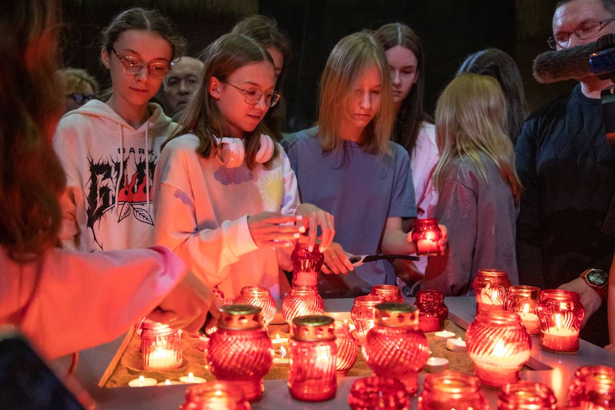 Сотни свечей зажгли в Музее Победы в память о погибших в теракте