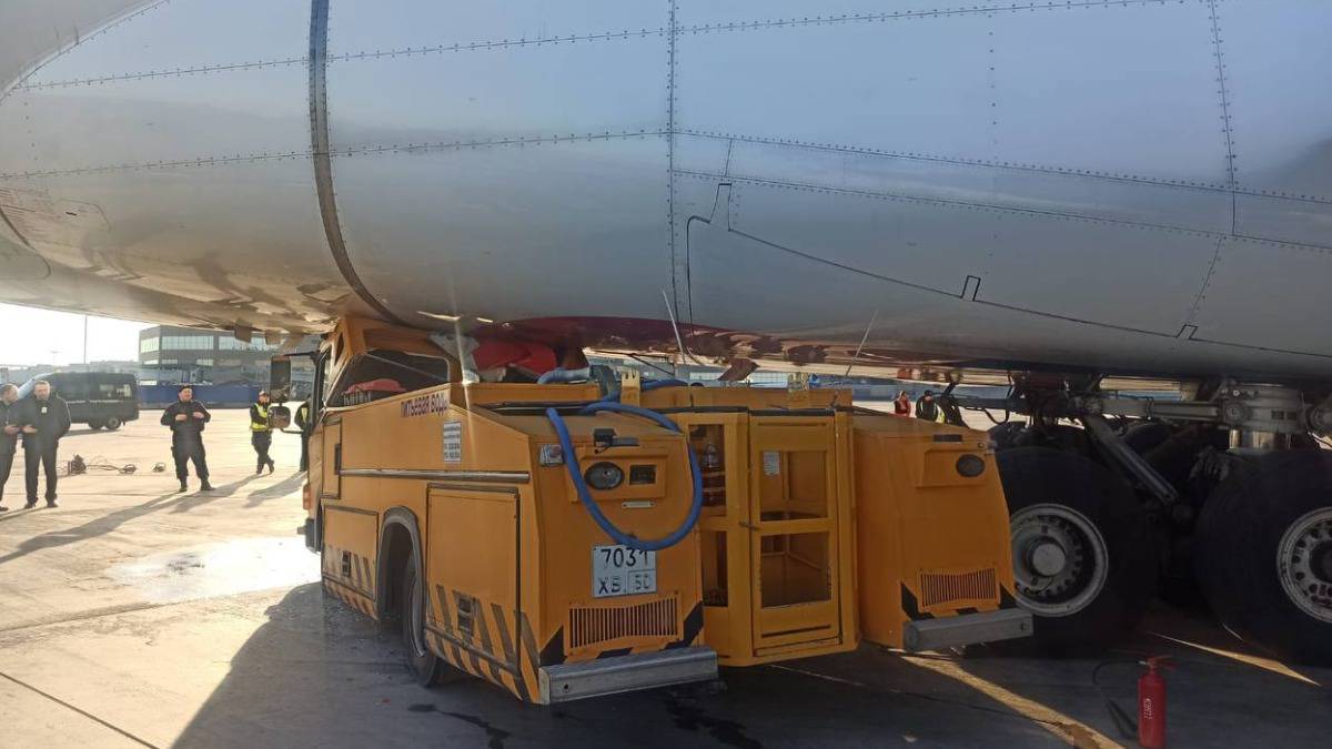 СК проводит проверку по факту столкновения водовоза с самолетом в Домодедово