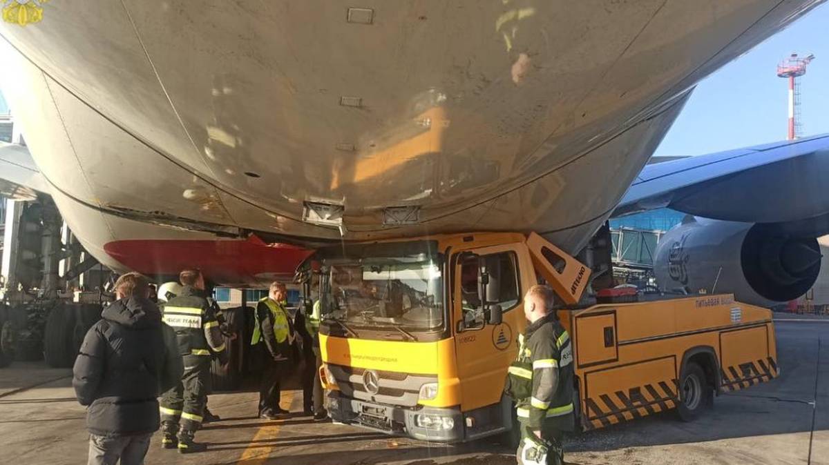 Появились фото последствий столкновения водовоза и самолета в Домодедово