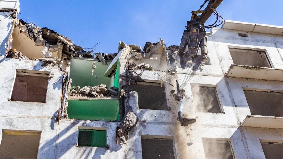 44 старых жилых дома по реновации снесли в Москве с начала года