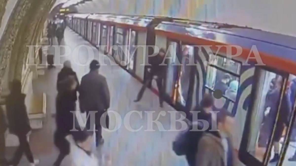 Пассажир не успел войти в поезд и разбил стекло вагона на станции «Киевская»