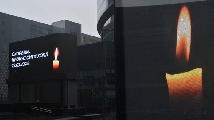 Уличные экраны в память о жертвах теракта в подмосковном Crocus City Hall / Фото: Пелагия Замятина / Вечерняя Москва