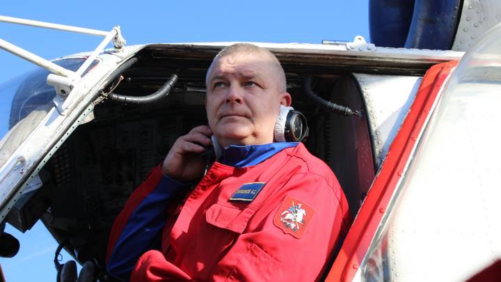 Командир-инструктор Ка-32 Московского авиационного центра Алексей Паршиков получил звонок о срочном вылете 22 марта после 20:00. Работали экипажем несколько часов, до команды «отбой»