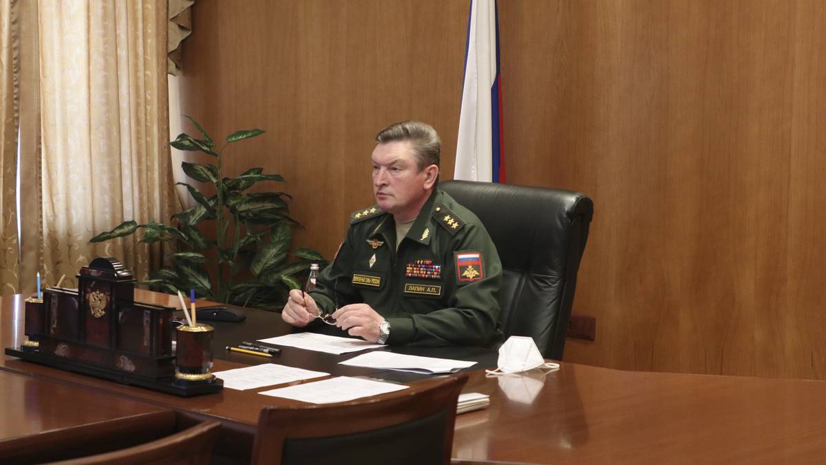 Генерал Лапин возглавил Ленинградский военный округ, генерал Кузовлев — Московский
