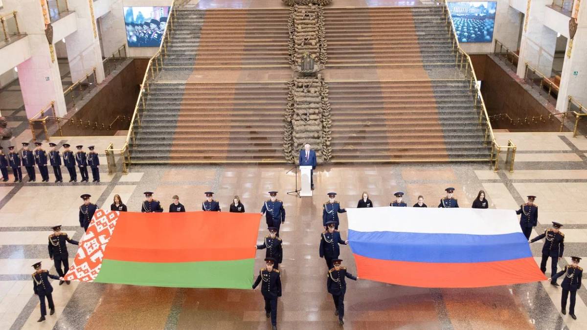 Государственные флаги развернули в Музее Победы в честь единения РФ и Белоруссии 