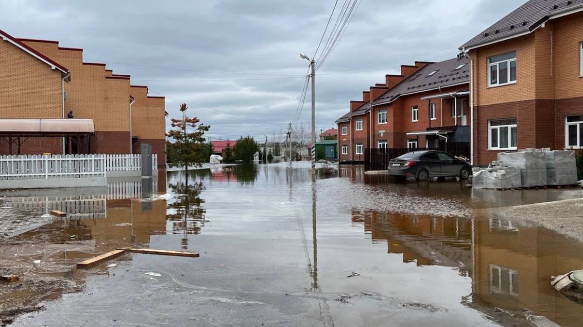 Коммунальные службы устраняют последствия потопа в коттеджном поселке в Химках