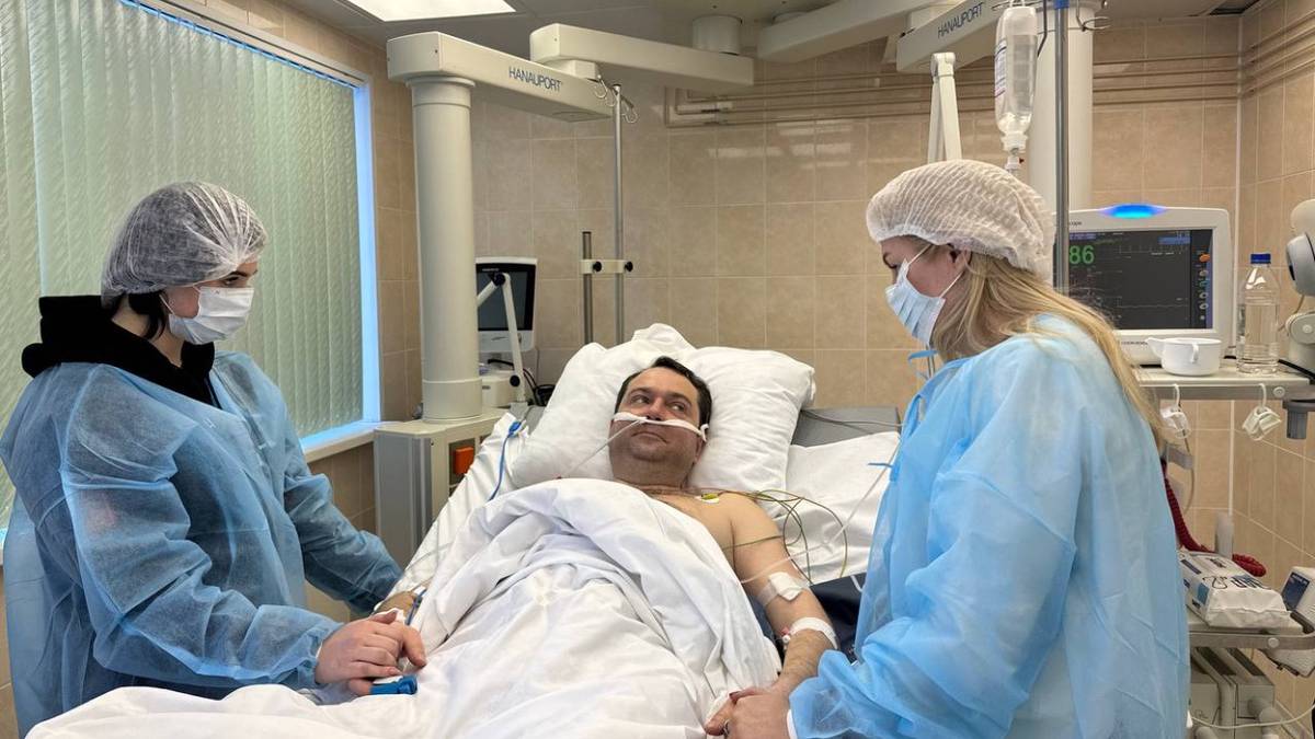 Супруга и дочь навестили мурманского губернатора Чибиса в больнице после покушения