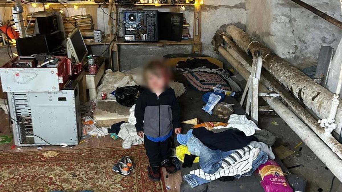Среди объедков и кучи мусора: что известно о живших в подвале Петербурга детях