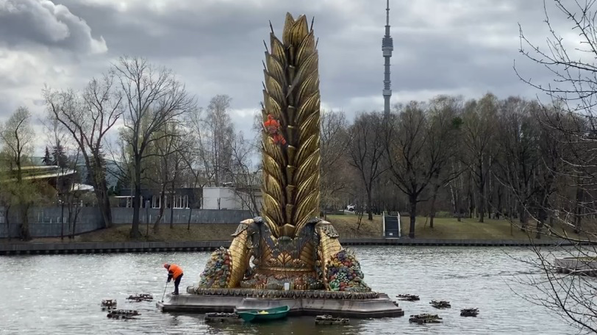 Специалисты начали промывать фонтан «Золотой колос» на ВДНХ после зимы