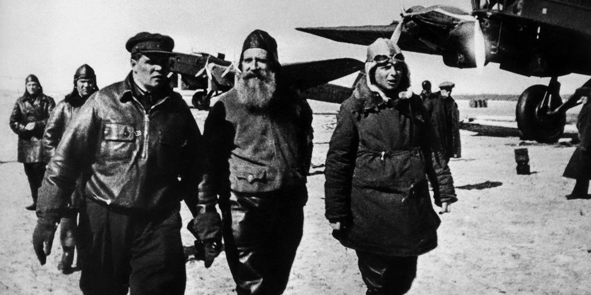 Главархив Москвы опубликовал книгу о спасших челюскинцев пилотах