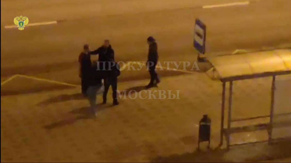 Группа подростков напала с ножом на мужчину в Москве