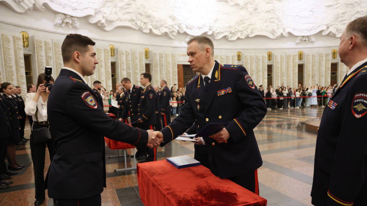Церемония вручения дипломов будущим полицейским прошла в Музее Победы