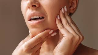 Боль в области височно-нижнечелюстного сустава: причины, симптомы и лечение Боль в области височно-нижнечелюстного сустава: причины, симптомы и лечение