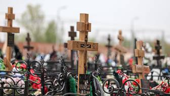 Водитель каршеринга не справился с управлением, перевернулся и въехал в кладбище