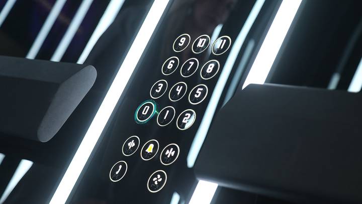 Россиянину грозит тюрьма за царапину в лифте отеля в Малайзии: что он сделал и как у него вымогают деньги