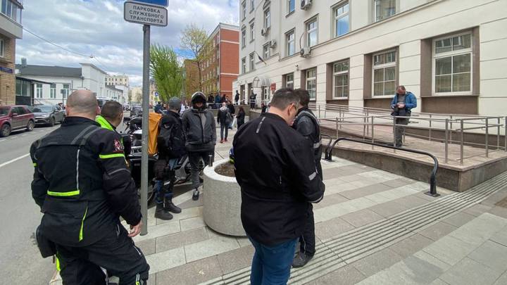 Байкеры съезжаются к зданию суда, где выносят меру пресечения семье Аббасова