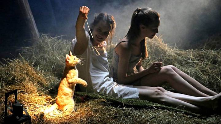 Слева Серафима Крамер (Татьяна) и Ангелина Шалагина (Ольга)