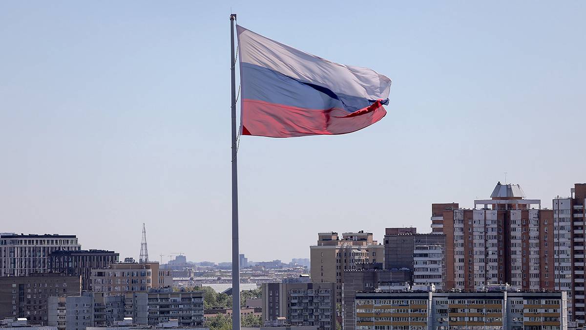Депутат Колунов предложил обязать все госучреждения вывешивать национальный флаг