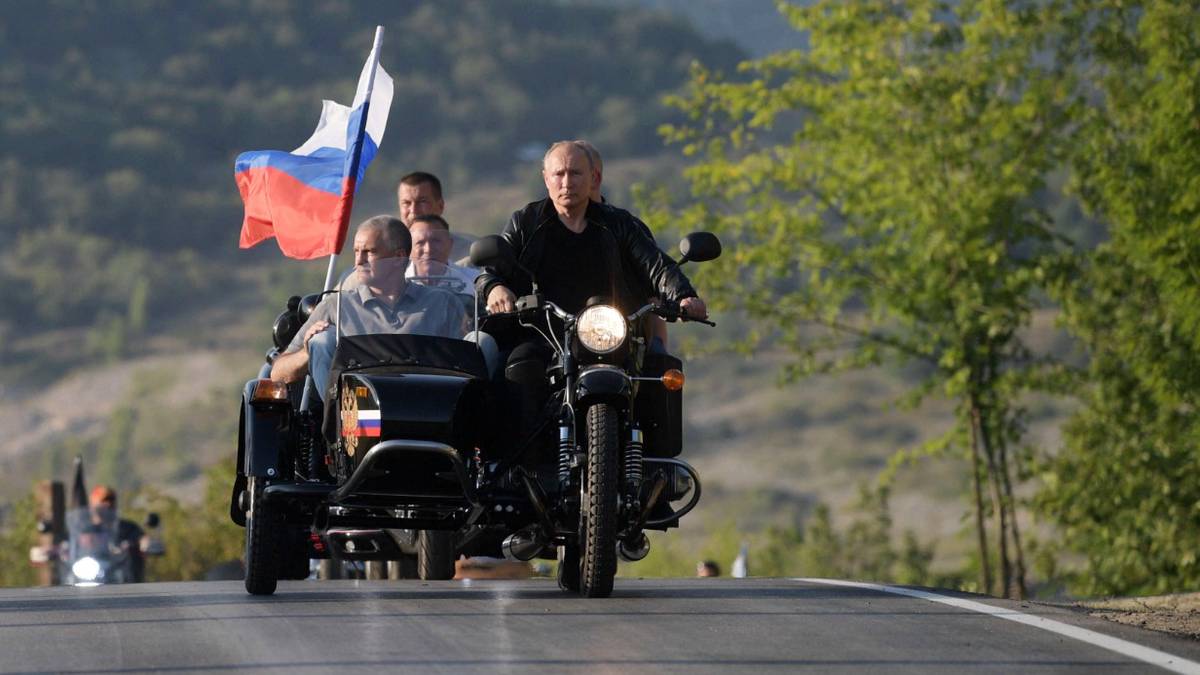 А броня, как у вертолета: какие автомобили предпочитает Владимир Путин