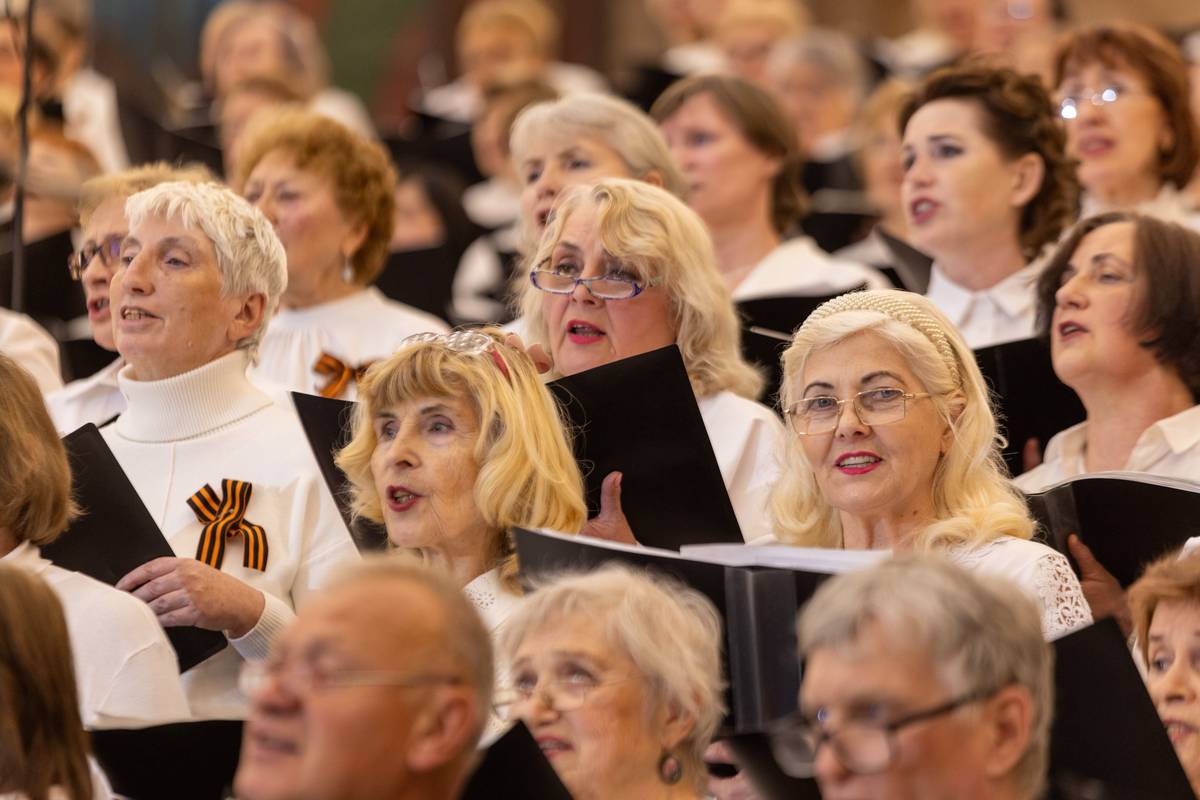 Около 400 участников хора «Московского долголетия» выступили в Музее Победы