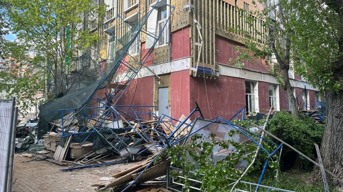 Строительные леса обрушились у здания спортшколы на Новочеремушкинской улице