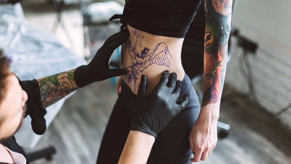 Дерматовенеролог Денисевич назвала четыре места, на которых не стоит делать тату