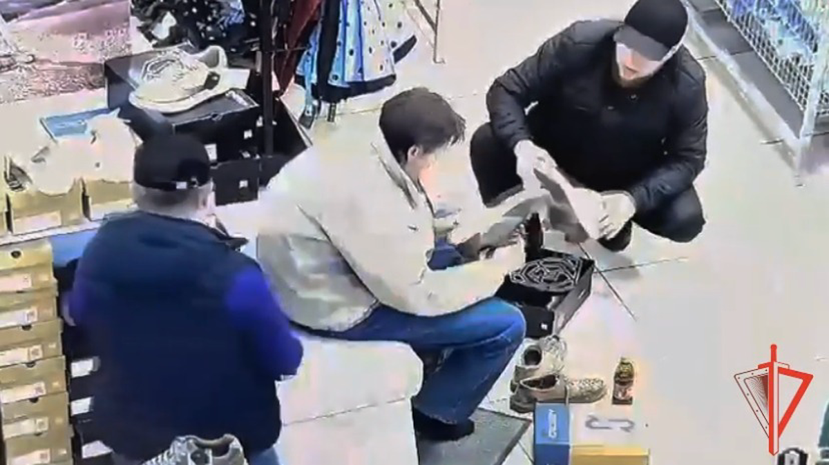 Трое жителей Котельников попытались уйти в неоплаченной обуви из магазина