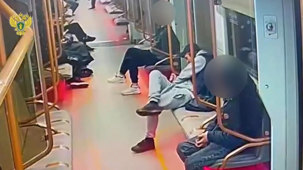 Мужчина канцелярским ножом изрезал сиденье в вагоне столичного метро
