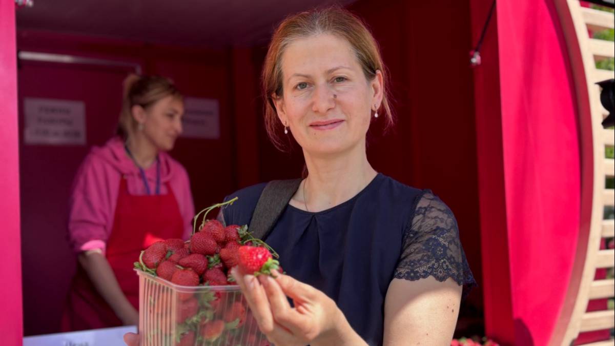 В столице стартовал сезон продажи ягод: первой гостьей на прилавках стала клубника от российских фермеров