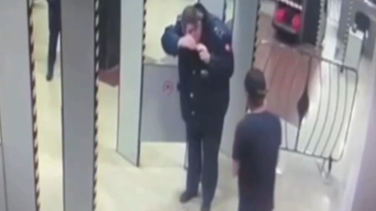 Пьяный пассажир разбил бутылку о голову сотрудника метро на станции «Трубная»