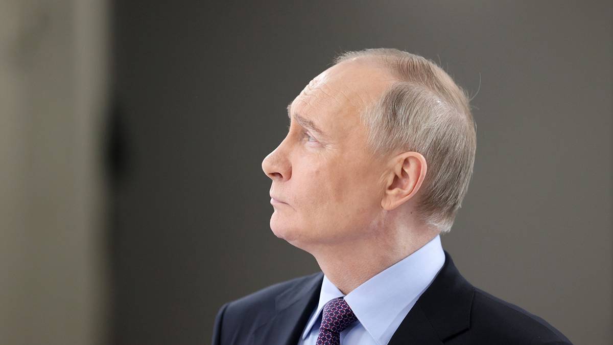 Путин прилетел с государственным визитом в Узбекистан, его встретили с цветами