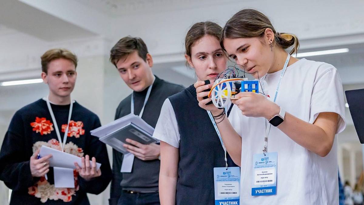 Около пяти тысяч московских школьников стали победителями научных конференций