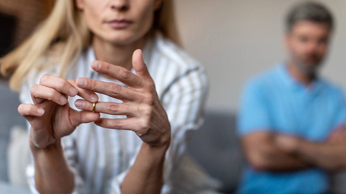 «Эмоциональный развод»: как предотвратить расставание и вернуть страсть в отношения