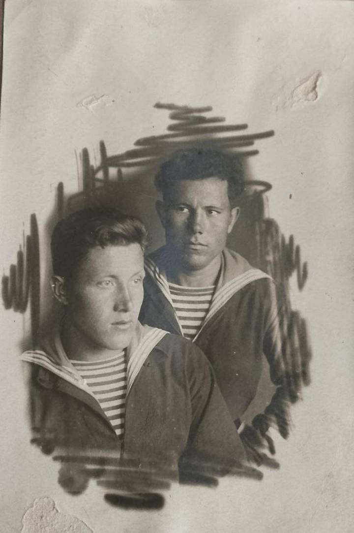 Прадед Михаила Петр Кочеров (слева) во время Великой Отечественной войны служил на флоте. Фото 1940-х годов / Фото: Личный архив