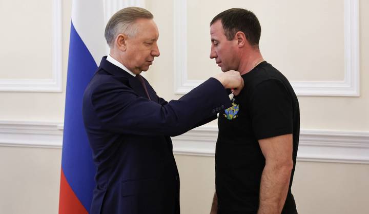 В Петербурге наградили народных спасателей пассажиров упавшего в Мойку автобуса