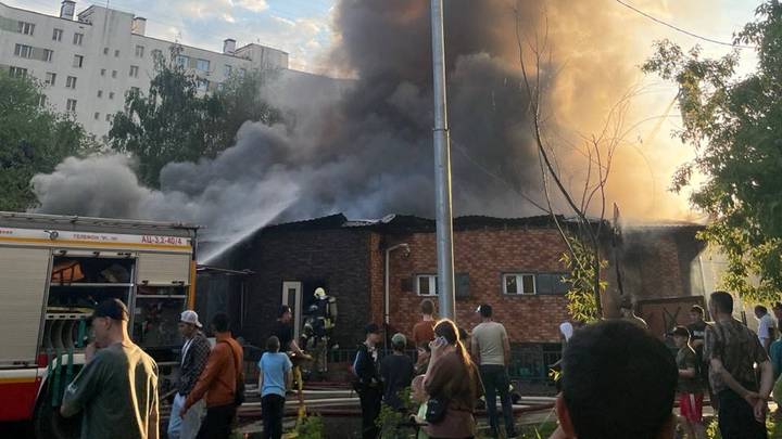 Пожар охватил ресторан на Краснодарской улице