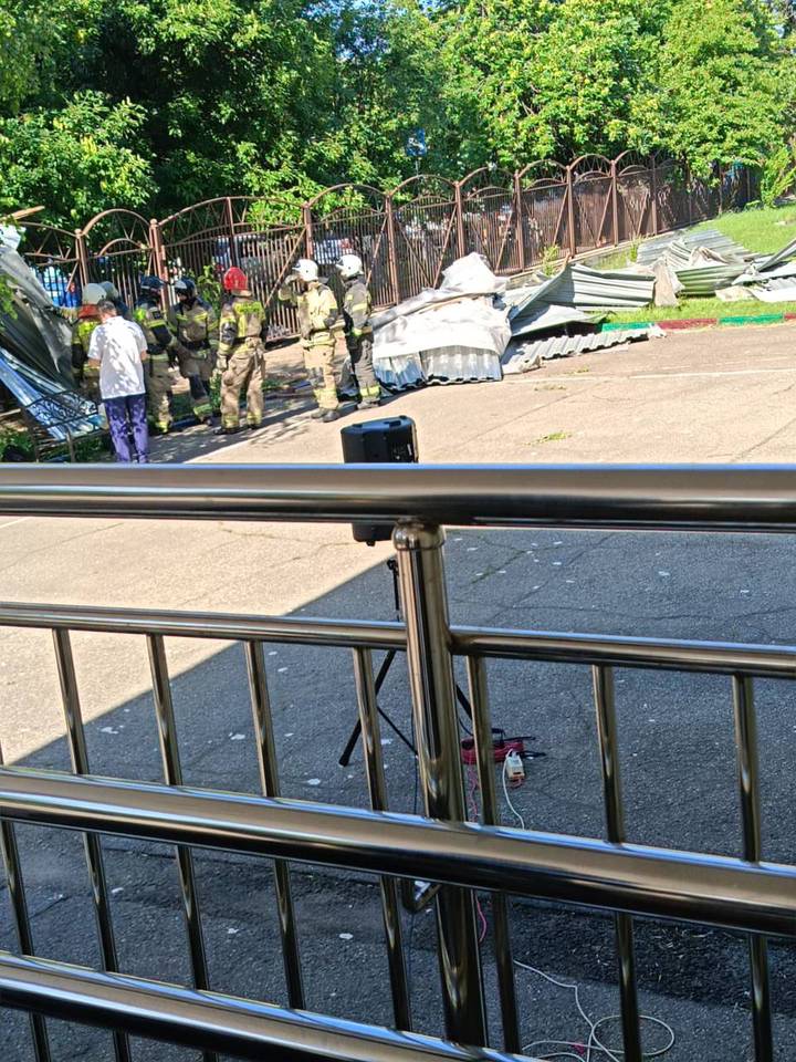Более 10 детей получили ранения после срыва крыши школы в Краснодаре