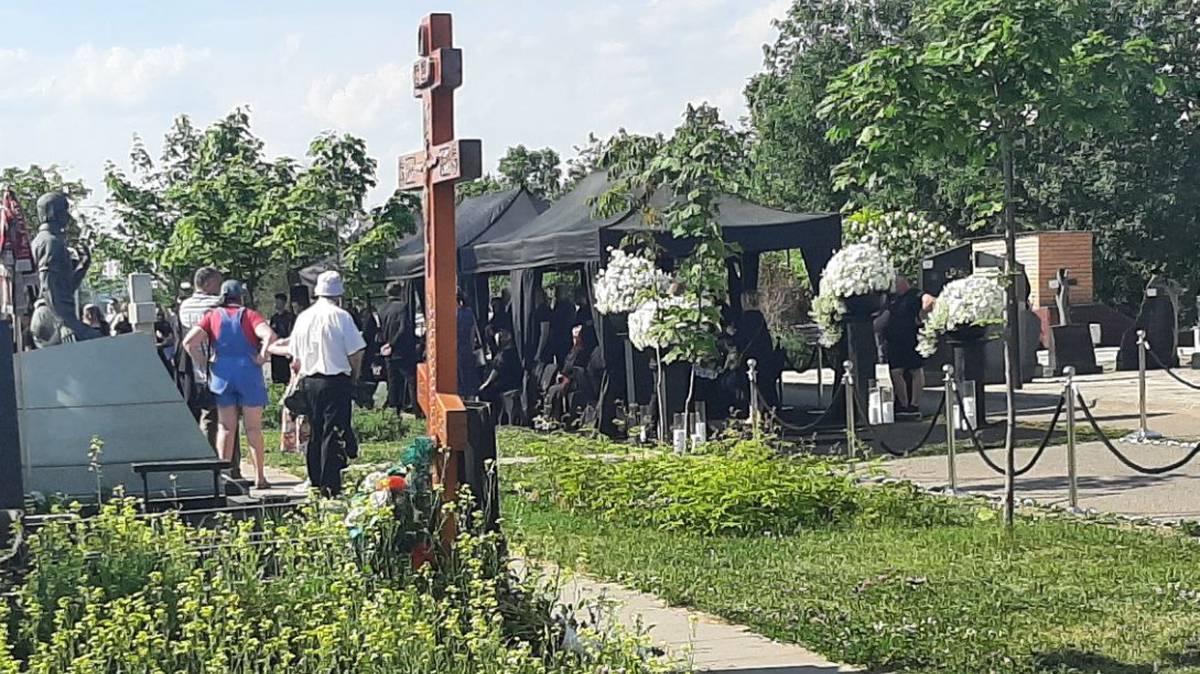 Заворотнюк похоронили на аллее деятелей искусств на Троекуровском кладбище