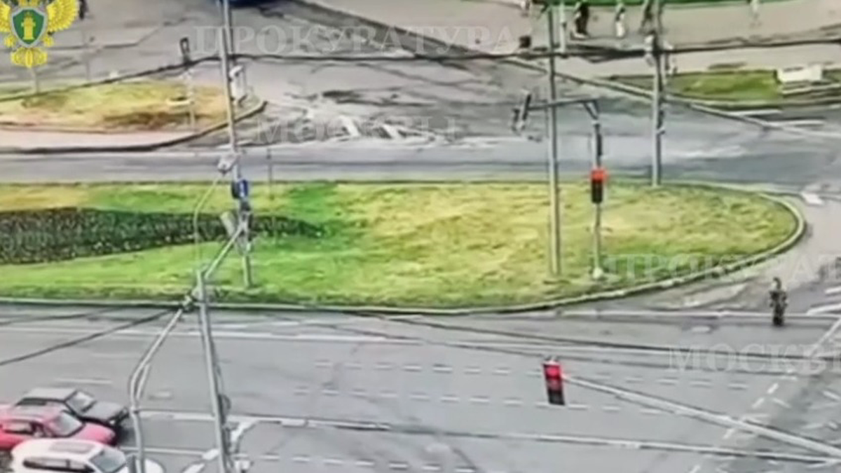 Машина сбила двух детей на одном электросамокате на Волгоградском проспекте