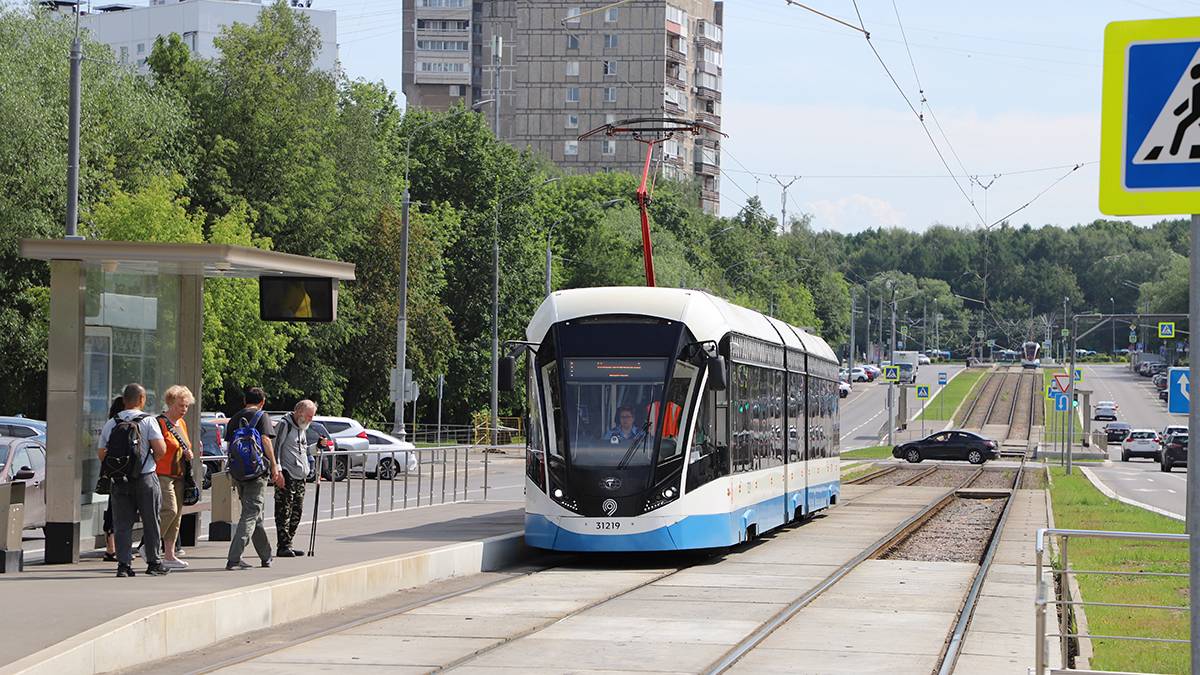 Два трамвайных маршрута временно изменили в районе метро «Комсомольская»