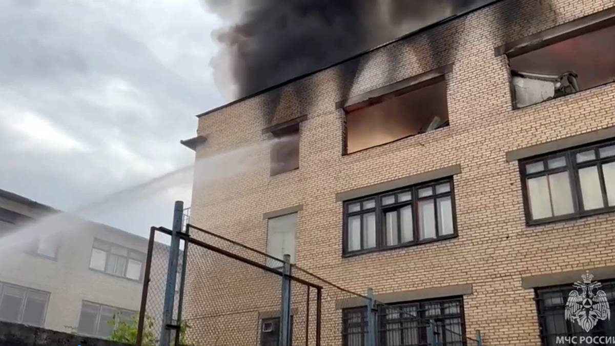МЧС опубликовало кадры пожара на складе со сладостями на юге Москвы 