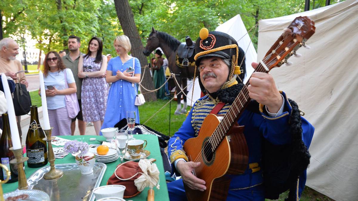 Ожившая история на бульварах и в парках — в Москве стартует фестиваль «Времена и эпохи»