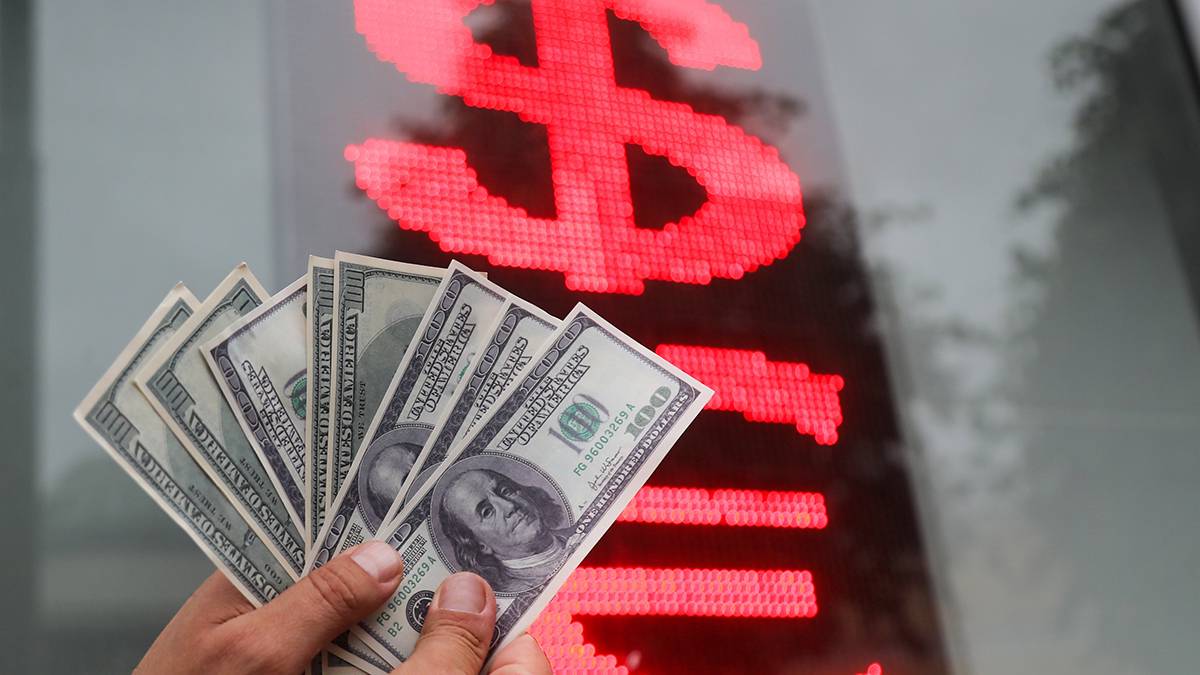 Аналитик Чернов посоветовал не продавать наличные в долларах и евро 