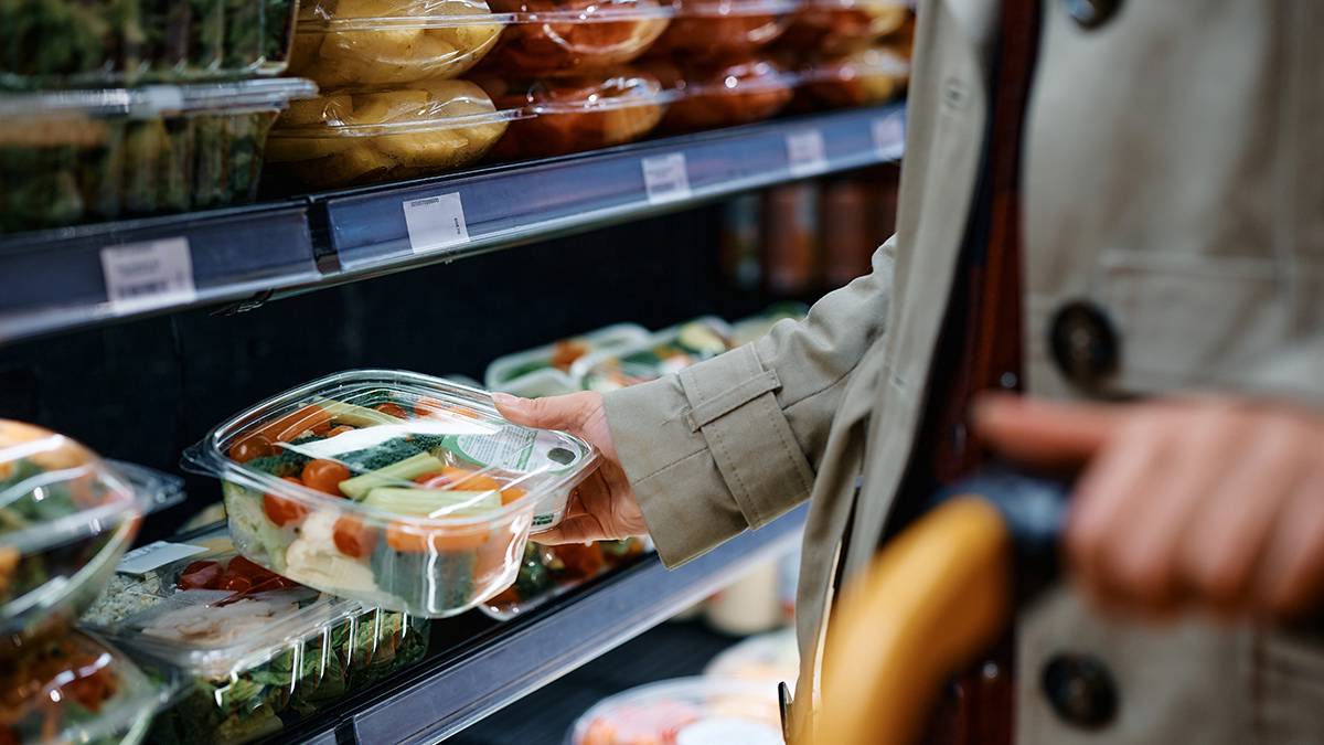 Не только ботулизм: какие болезни может вызывать готовая еда из магазинов