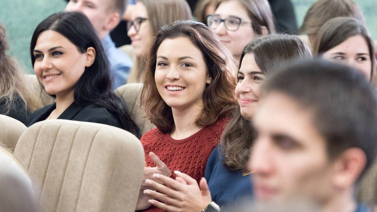 Выпускников школ приглашает на обучение университет Правительства Москвы 